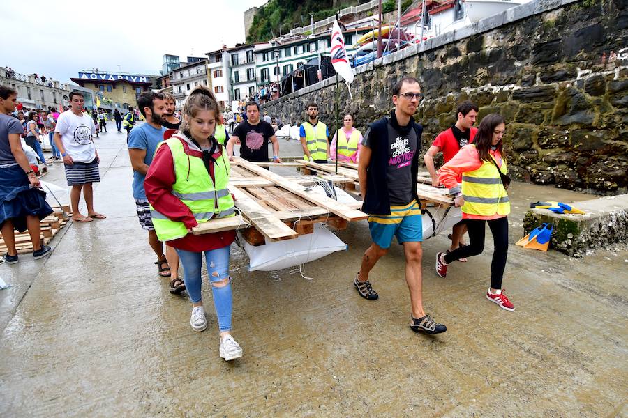 Eguraldia ez dute izan eta beraien alde, baina burutu dituzte lanak. Dena prest dago Flamenkan bazkaldu eta gero portutik Kontxako hondartzarako bidea egiteko