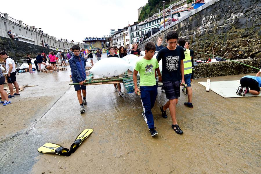 Eguraldia ez dute izan eta beraien alde, baina burutu dituzte lanak. Dena prest dago Flamenkan bazkaldu eta gero portutik Kontxako hondartzarako bidea egiteko
