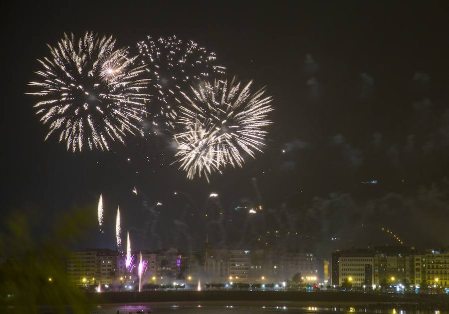 La empresa que se llevó la Concha de Oro en 2011, ha sido la encargada de los fuegos artificiales de este lunes