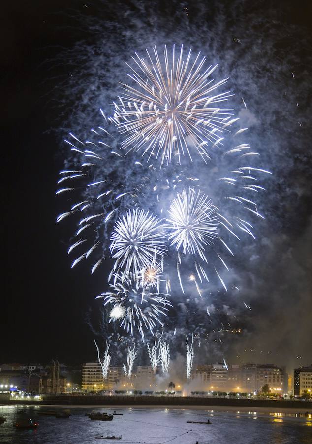 La empresa que se llevó la Concha de Oro en 2011, ha sido la encargada de los fuegos artificiales de este lunes