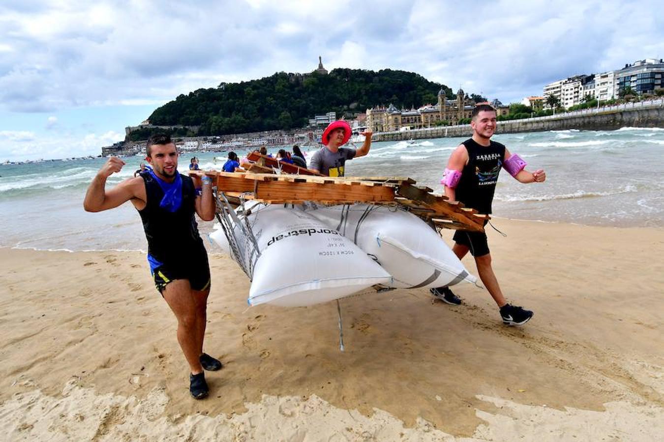 Eguraldia ez dute izan eta beraien alde, baina burutu dituzte lanak. Dena prest dago Flamenkan bazkaldu eta gero portutik Kontxako hondartzarako bidea egiteko