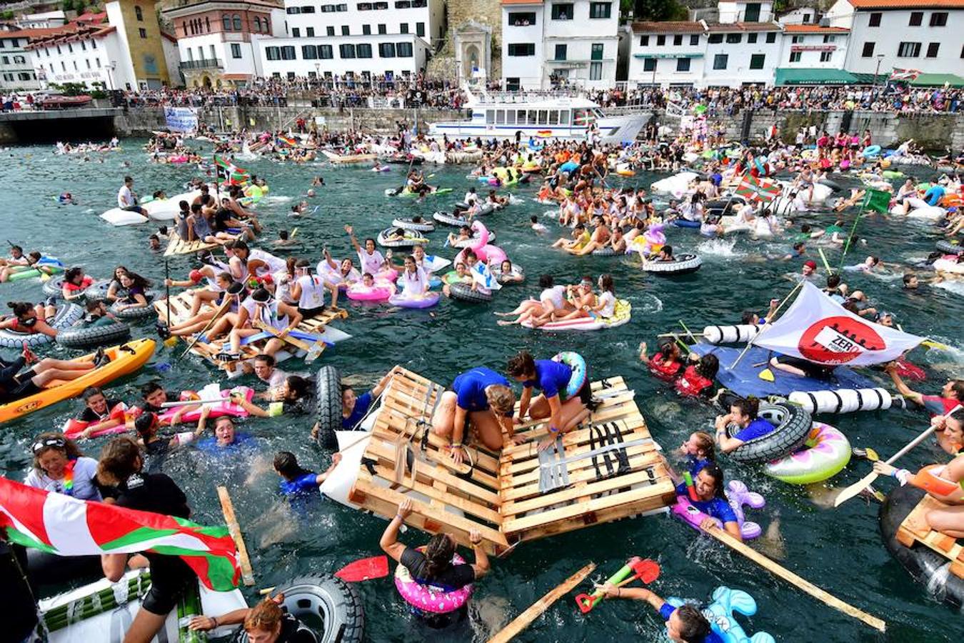 Eguraldia ez dute izan eta beraien alde, baina burutu dituzte lanak. Dena prest dago Flamenkan bazkaldu eta gero portutik Kontxako hondartzarako bidea egiteko