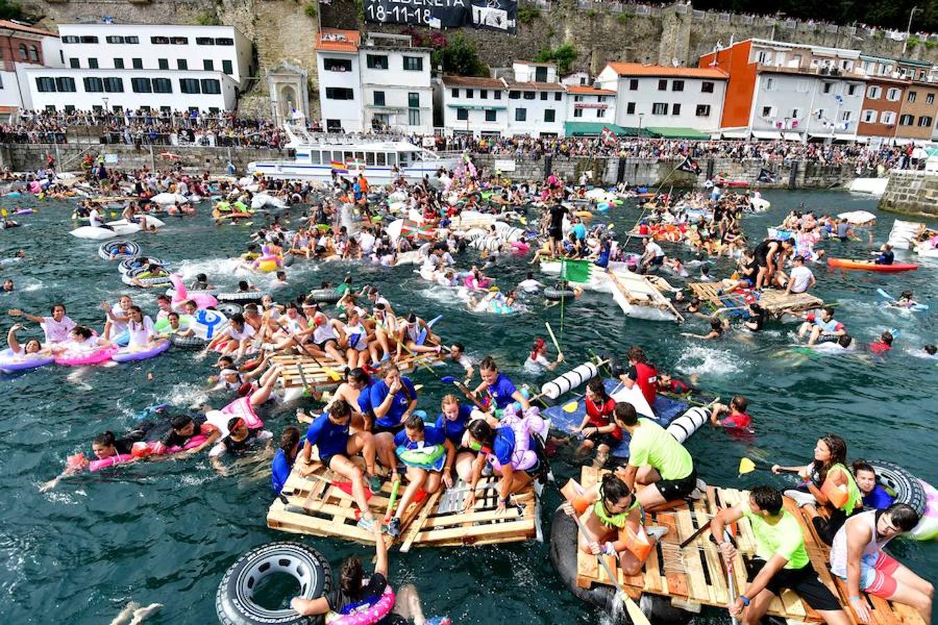 Eguraldia ez dute izan eta beraien alde, baina burutu dituzte lanak. Dena prest dago Flamenkan bazkaldu eta gero portutik Kontxako hondartzarako bidea egiteko