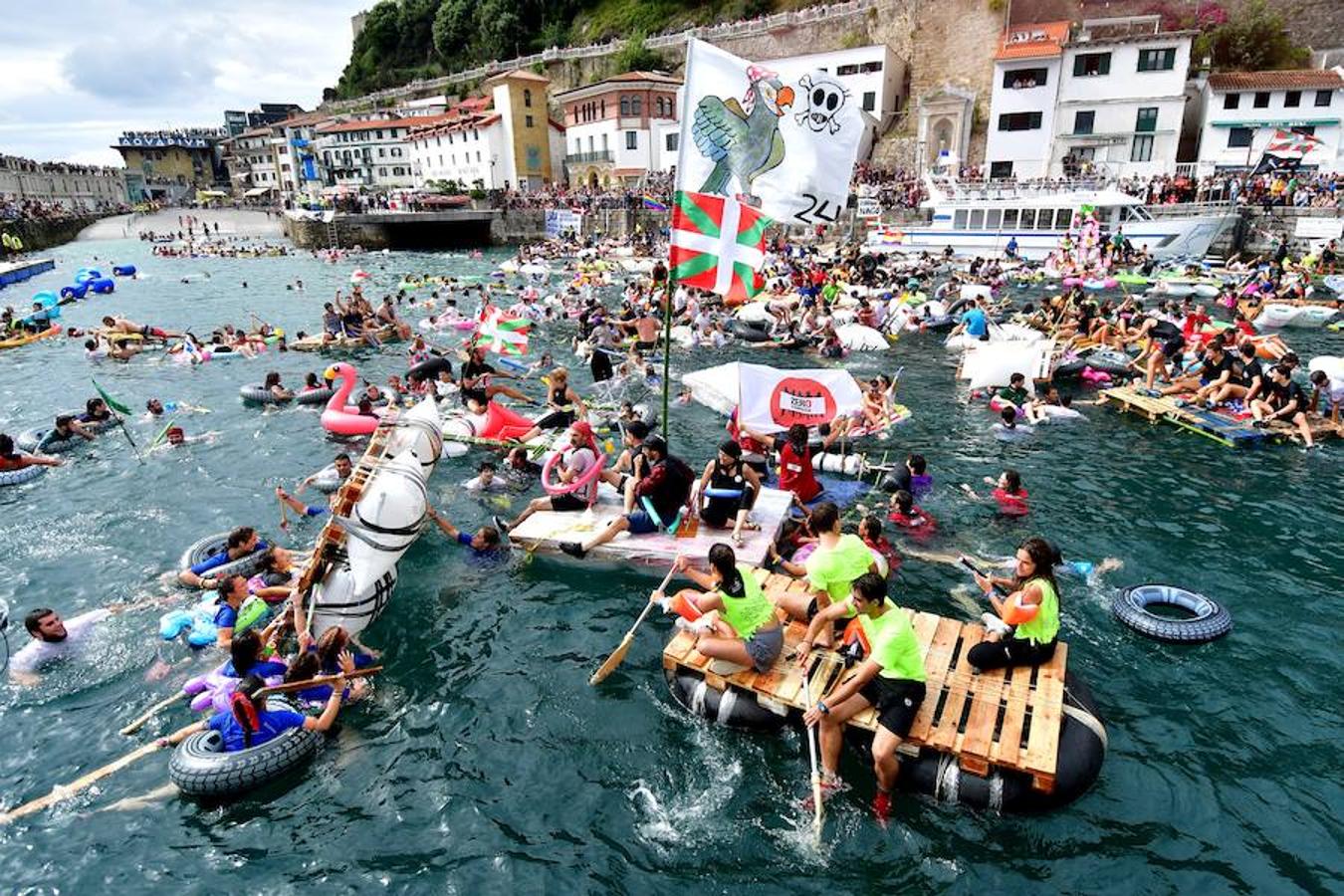 Eguraldia ez dute izan eta beraien alde, baina burutu dituzte lanak. Dena prest dago Flamenkan bazkaldu eta gero portutik Kontxako hondartzarako bidea egiteko
