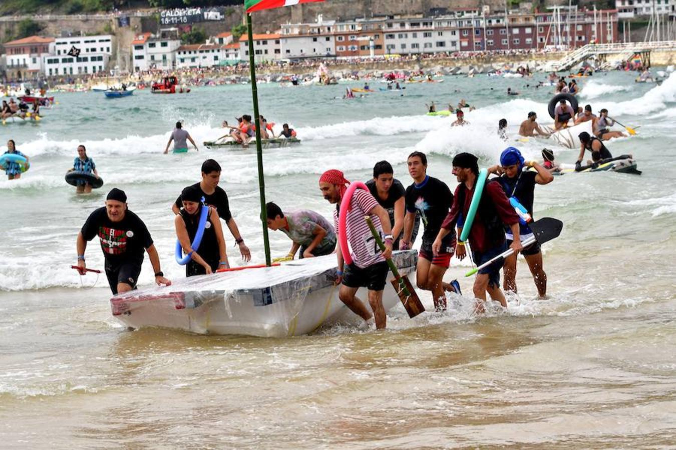Eguraldia ez dute izan eta beraien alde, baina burutu dituzte lanak. Dena prest dago Flamenkan bazkaldu eta gero portutik Kontxako hondartzarako bidea egiteko