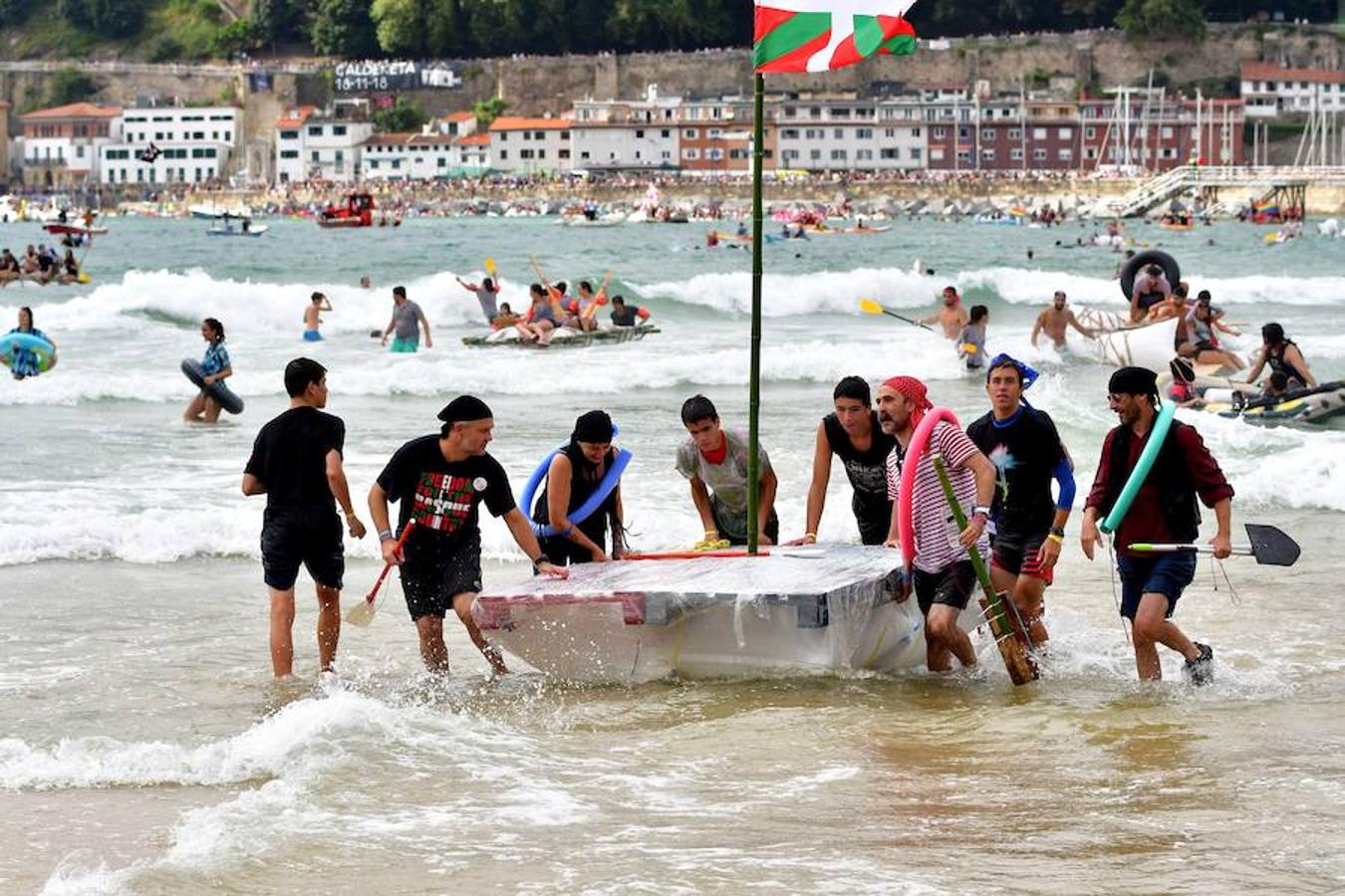 Eguraldia ez dute izan eta beraien alde, baina burutu dituzte lanak. Dena prest dago Flamenkan bazkaldu eta gero portutik Kontxako hondartzarako bidea egiteko