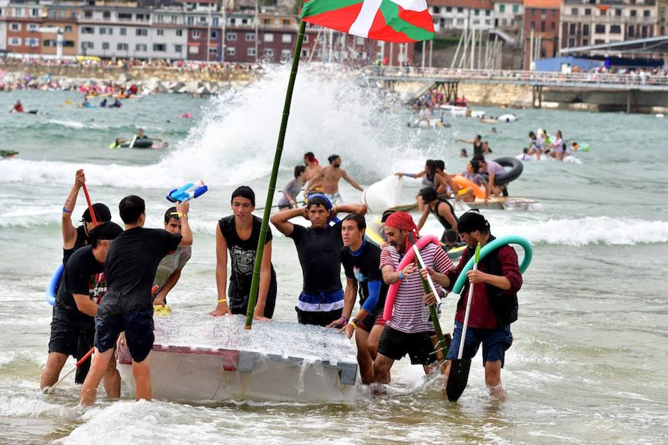 Eguraldia ez dute izan eta beraien alde, baina burutu dituzte lanak. Dena prest dago Flamenkan bazkaldu eta gero portutik Kontxako hondartzarako bidea egiteko