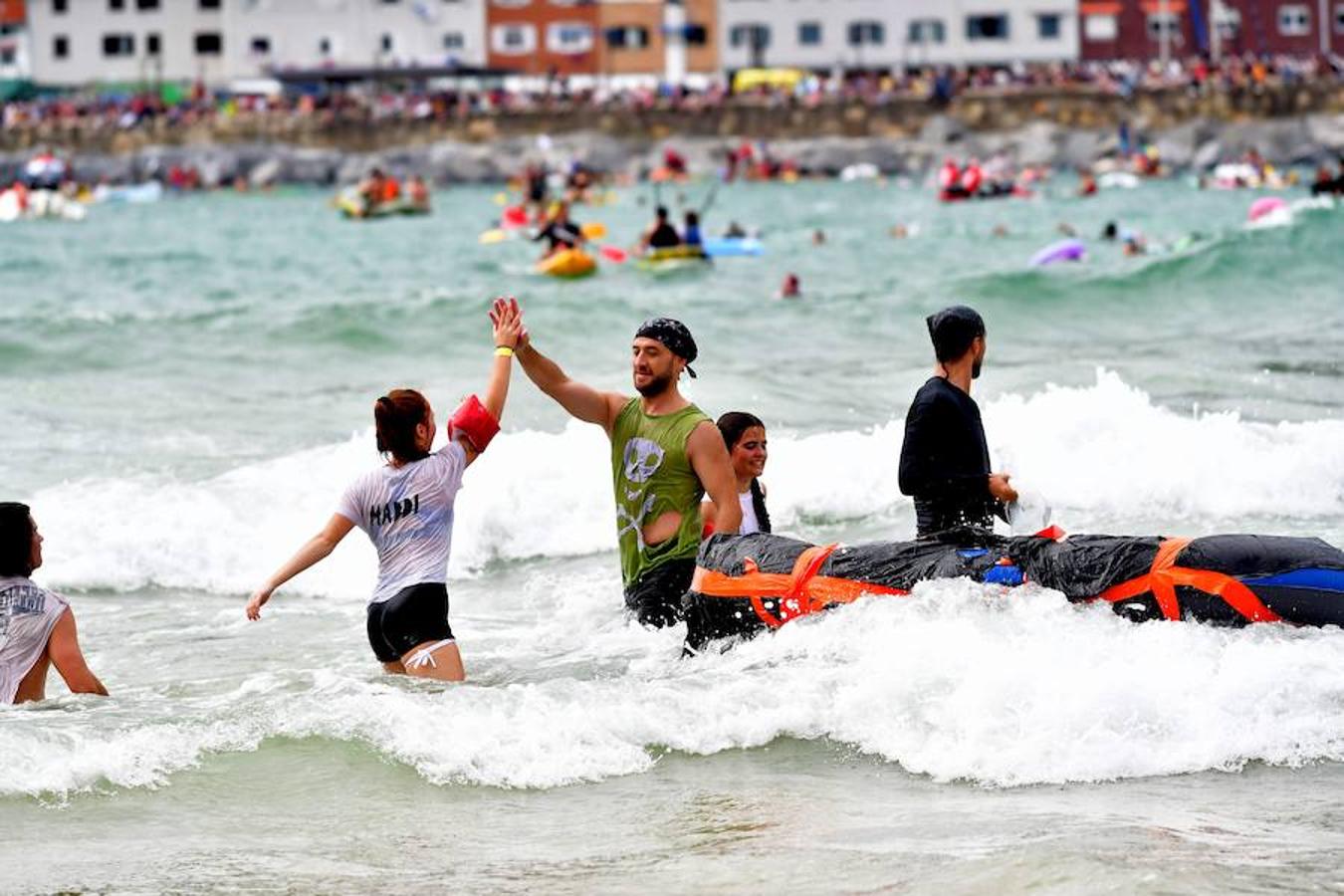 Eguraldia ez dute izan eta beraien alde, baina burutu dituzte lanak. Dena prest dago Flamenkan bazkaldu eta gero portutik Kontxako hondartzarako bidea egiteko