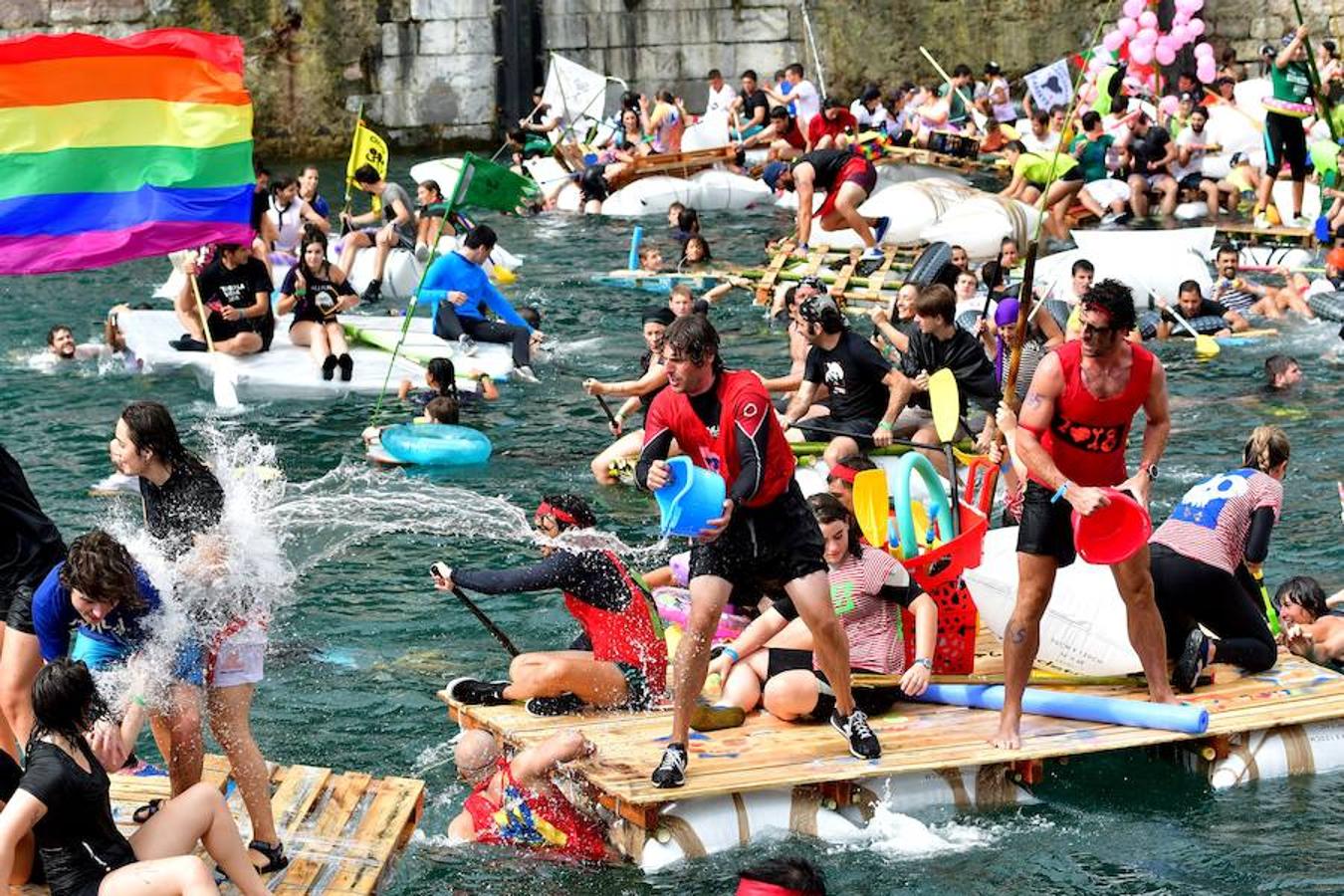 Eguraldia ez dute izan eta beraien alde, baina burutu dituzte lanak. Dena prest dago Flamenkan bazkaldu eta gero portutik Kontxako hondartzarako bidea egiteko