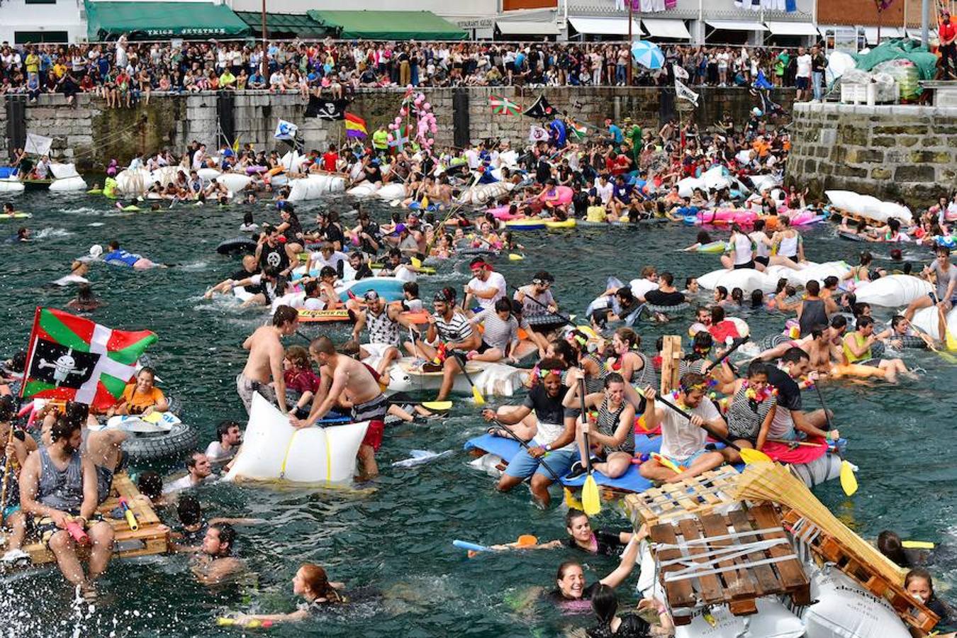 Eguraldia ez dute izan eta beraien alde, baina burutu dituzte lanak. Dena prest dago Flamenkan bazkaldu eta gero portutik Kontxako hondartzarako bidea egiteko