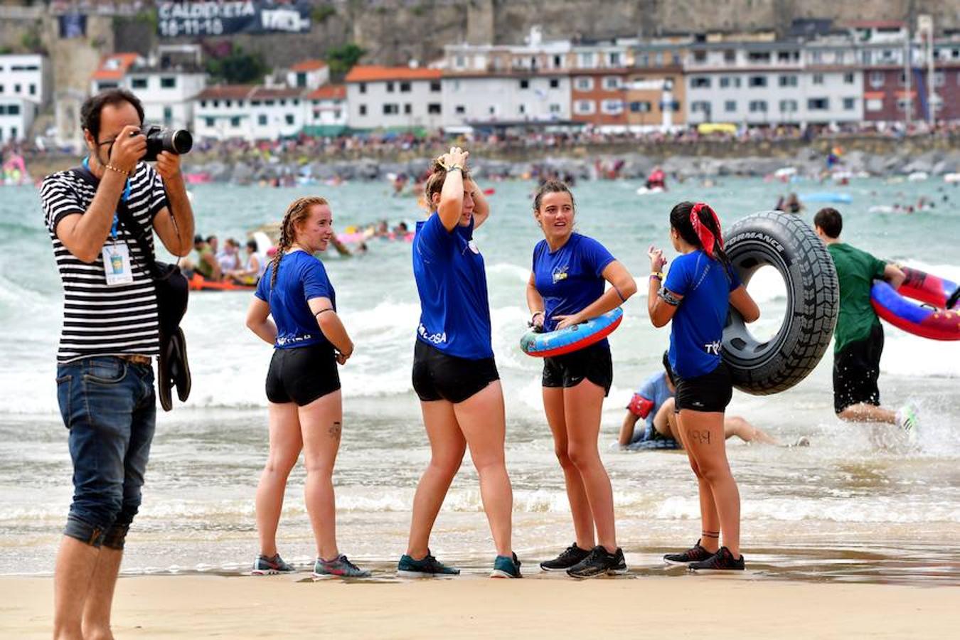 Eguraldia ez dute izan eta beraien alde, baina burutu dituzte lanak. Dena prest dago Flamenkan bazkaldu eta gero portutik Kontxako hondartzarako bidea egiteko