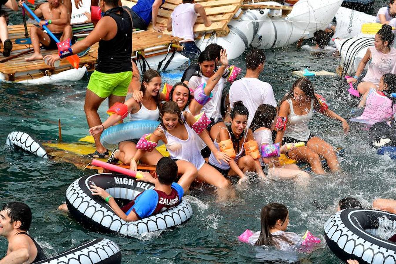 Eguraldia ez dute izan eta beraien alde, baina burutu dituzte lanak. Dena prest dago Flamenkan bazkaldu eta gero portutik Kontxako hondartzarako bidea egiteko