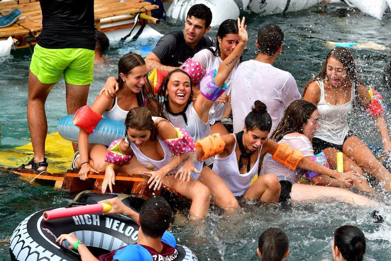 Eguraldia ez dute izan eta beraien alde, baina burutu dituzte lanak. Dena prest dago Flamenkan bazkaldu eta gero portutik Kontxako hondartzarako bidea egiteko