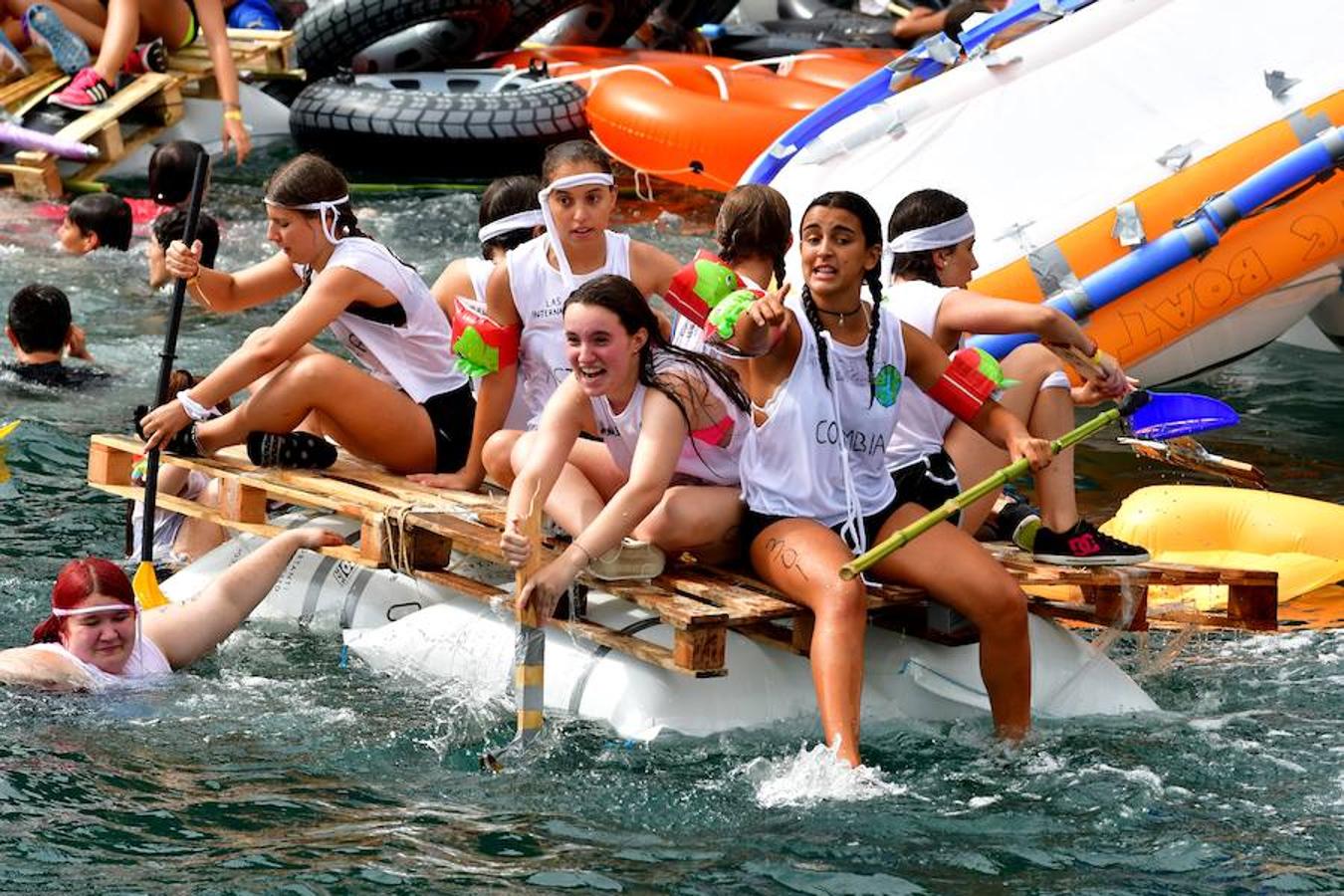 Eguraldia ez dute izan eta beraien alde, baina burutu dituzte lanak. Dena prest dago Flamenkan bazkaldu eta gero portutik Kontxako hondartzarako bidea egiteko