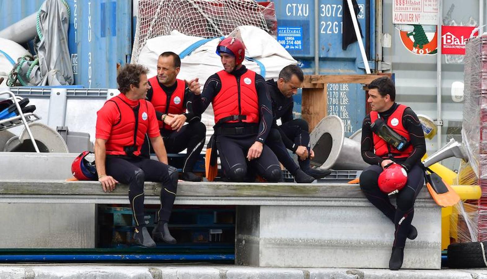 Eguraldia ez dute izan eta beraien alde, baina burutu dituzte lanak. Dena prest dago Flamenkan bazkaldu eta gero portutik Kontxako hondartzarako bidea egiteko