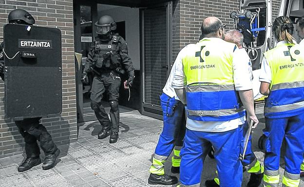 Sanitarios meten al enfermo en una ambulancia. 