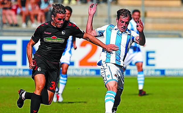 Bautista, que no vio puerta por culpa de un poste, pelea con un jugador del Friburgo.