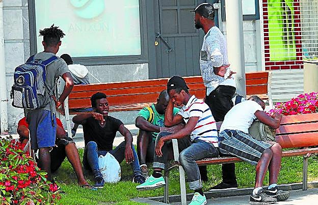 Varios inmigrantes se acercaron ayer a la concentración en Irun.