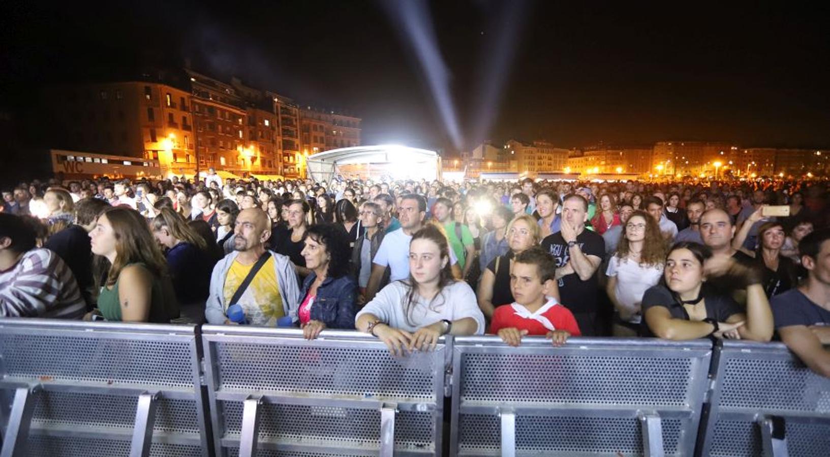 El grupo Zea Mays puso al público a bailar y cantar en la explanada de Sagüés en el concierto que ofrecieron el domingo en las fiestas de Semana Grande de San Sebastián. 