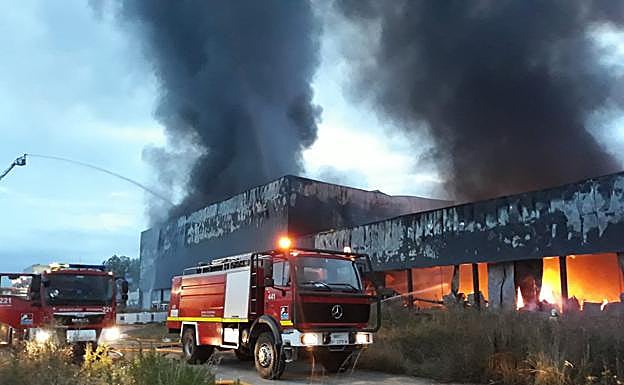 Un incendio calcina la planta de Aldanondo en Salvatierra