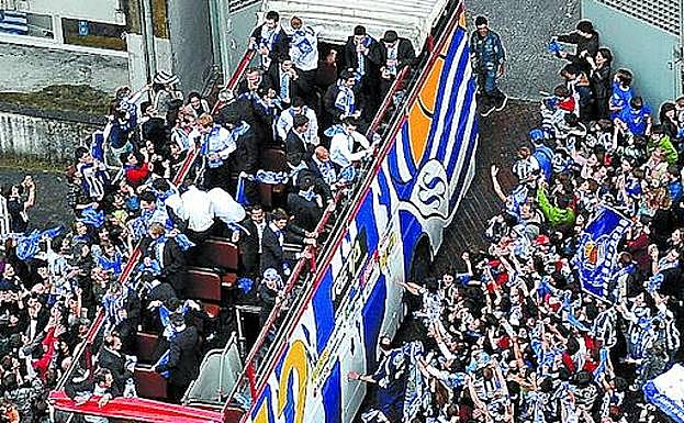 La plantilla del ascenso, sobre el autobús descapotado. 