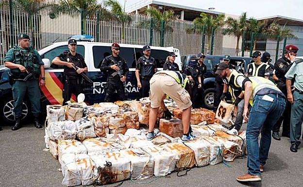 Desembarco de los fardos de droga que transportaba el barco 'Titán Tercero'. 