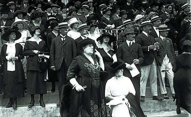 El público nunca faltaba en las aún novedosas carreras de caballos. 
