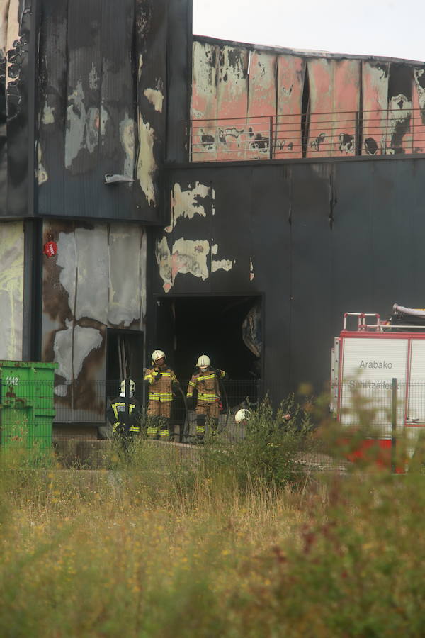 La planta que la quesería Aldanondo tiene en el polígono industrial Litutxipi, en Salvatierra, ha quedado completamente destruida como consecuencia de un pavoroso incendio declarado en la madrugada de este lunes. Las llamas, originadas hacia las 1.15 horas, ya han sido controladas.