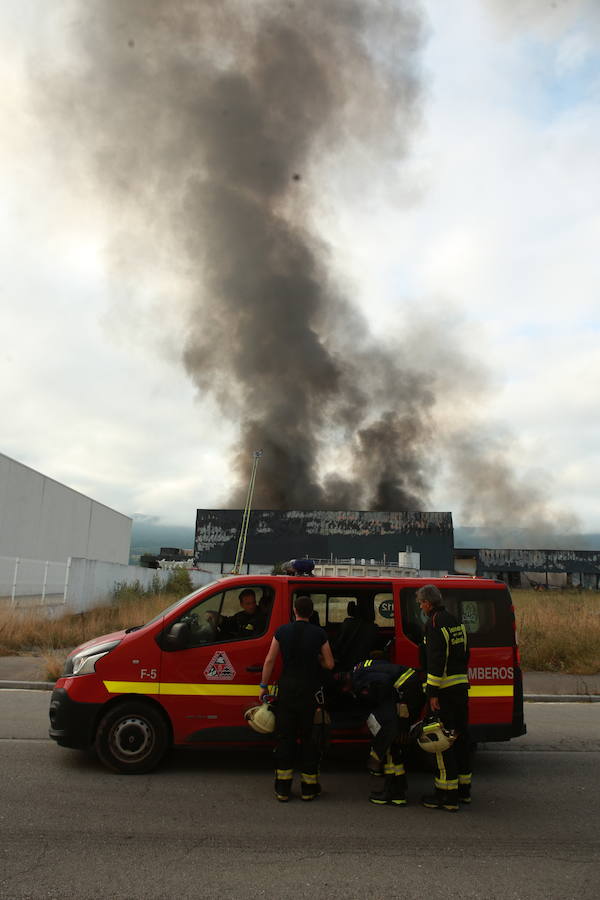 La planta que la quesería Aldanondo tiene en el polígono industrial Litutxipi, en Salvatierra, ha quedado completamente destruida como consecuencia de un pavoroso incendio declarado en la madrugada de este lunes. Las llamas, originadas hacia las 1.15 horas, ya han sido controladas.