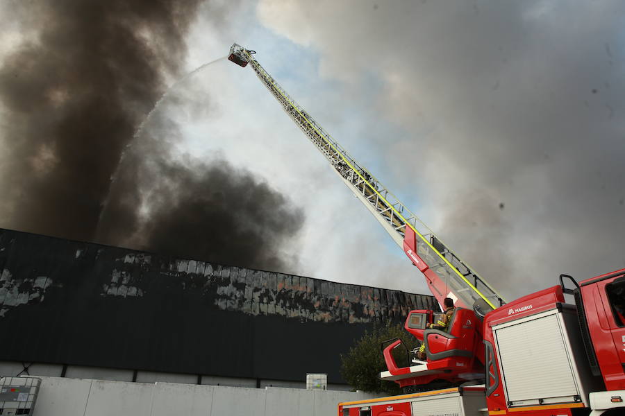 La planta que la quesería Aldanondo tiene en el polígono industrial Litutxipi, en Salvatierra, ha quedado completamente destruida como consecuencia de un pavoroso incendio declarado en la madrugada de este lunes. Las llamas, originadas hacia las 1.15 horas, ya han sido controladas.