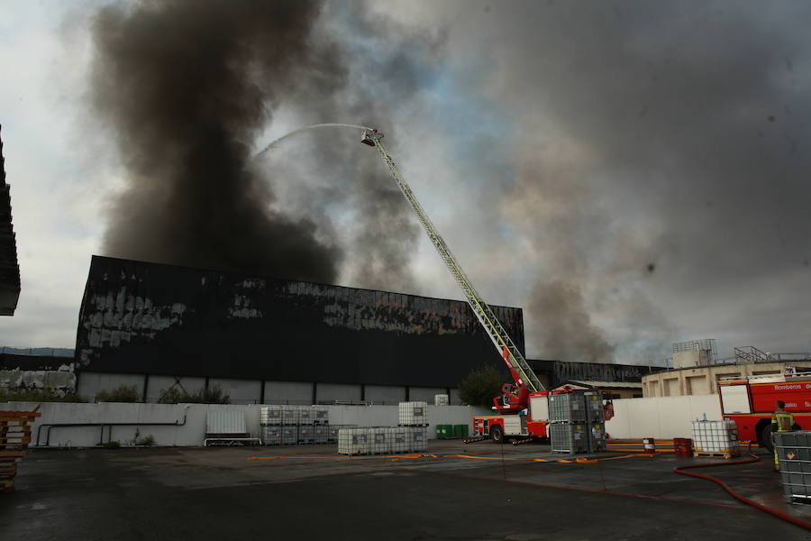 La planta que la quesería Aldanondo tiene en el polígono industrial Litutxipi, en Salvatierra, ha quedado completamente destruida como consecuencia de un pavoroso incendio declarado en la madrugada de este lunes. Las llamas, originadas hacia las 1.15 horas, ya han sido controladas.
