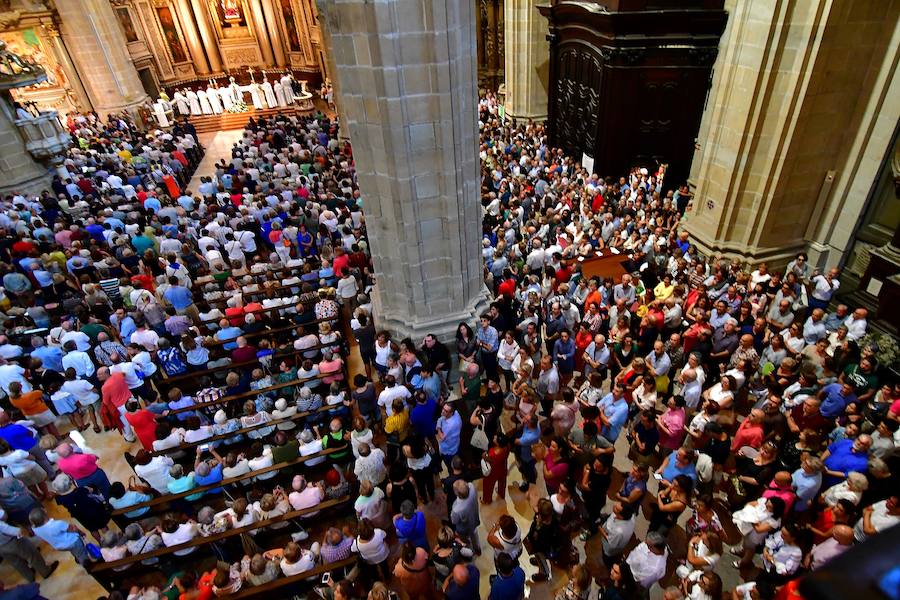 El obispo de San Sebastián, José Ignacio Munilla, ha presidido este martes la Santa Misa tras la cual se ha entonado la tradicional 'Salve' a la Virgen de Linitio Refice en la Basílica de Santa María de la capital guipuzcoana, en el marco de las celebraciones de la Semana Grande donostiarra