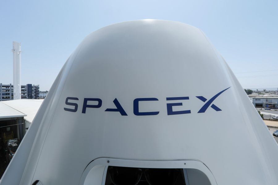 La primera misión tripulada de la nave Dragon a la Estación Espacial Internacional está previsto que tenga lugar en abril de 2019. Dragon es la aeronave creada en SpaceX, una empresa estadounidense de transporte aeroespacial fundada en 2002 por Elon Musk, co-fundador de PayPal y Tesla Motors, entre otros. 