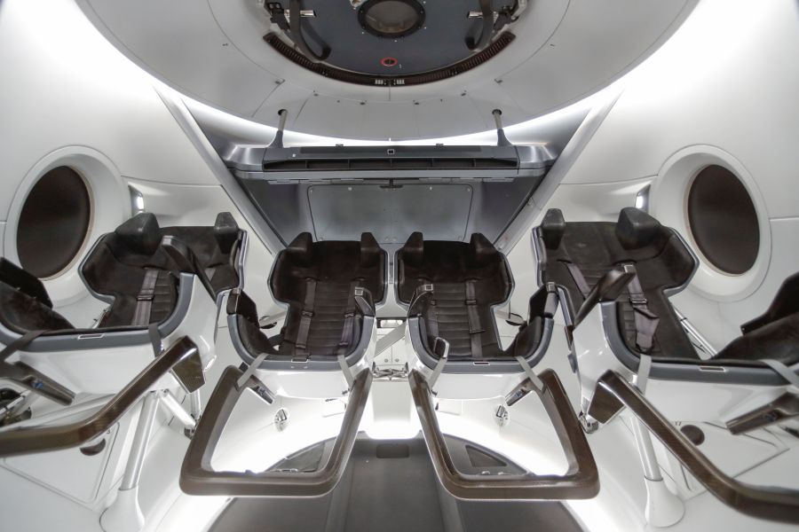 La primera misión tripulada de la nave Dragon a la Estación Espacial Internacional está previsto que tenga lugar en abril de 2019. Dragon es la aeronave creada en SpaceX, una empresa estadounidense de transporte aeroespacial fundada en 2002 por Elon Musk, co-fundador de PayPal y Tesla Motors, entre otros. 