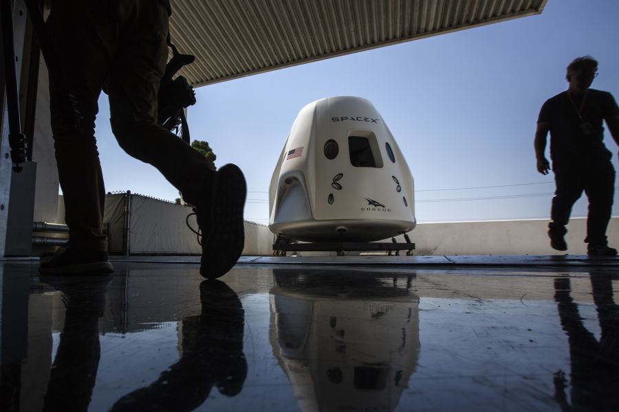 La primera misión tripulada de la nave Dragon a la Estación Espacial Internacional está previsto que tenga lugar en abril de 2019. Dragon es la aeronave creada en SpaceX, una empresa estadounidense de transporte aeroespacial fundada en 2002 por Elon Musk, co-fundador de PayPal y Tesla Motors, entre otros. 