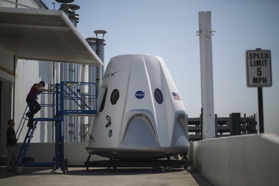 La primera misión tripulada de la nave Dragon a la Estación Espacial Internacional está previsto que tenga lugar en abril de 2019. Dragon es la aeronave creada en SpaceX, una empresa estadounidense de transporte aeroespacial fundada en 2002 por Elon Musk, co-fundador de PayPal y Tesla Motors, entre otros. 