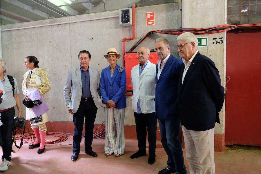 La ausencia de Cayetano ha convertido la corrida en un mano a mano entre Roca Rey y Enrique Ponce