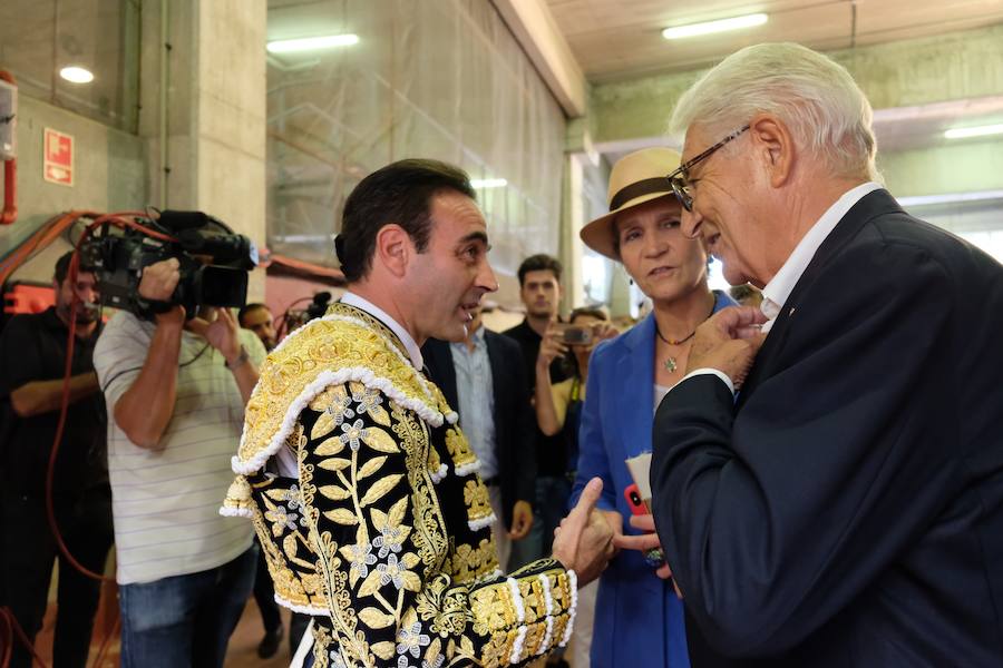 La ausencia de Cayetano ha convertido la corrida en un mano a mano entre Roca Rey y Enrique Ponce