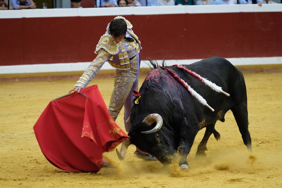 La ausencia de Cayetano ha convertido la corrida en un mano a mano entre Roca Rey y Enrique Ponce