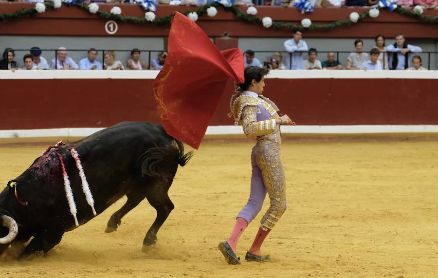La ausencia de Cayetano ha convertido la corrida en un mano a mano entre Roca Rey y Enrique Ponce