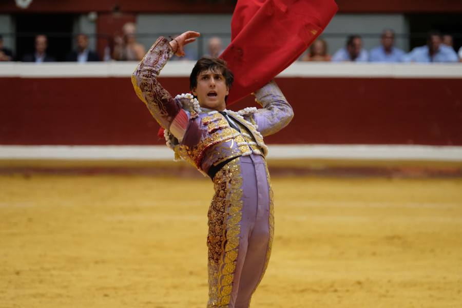 La ausencia de Cayetano ha convertido la corrida en un mano a mano entre Roca Rey y Enrique Ponce