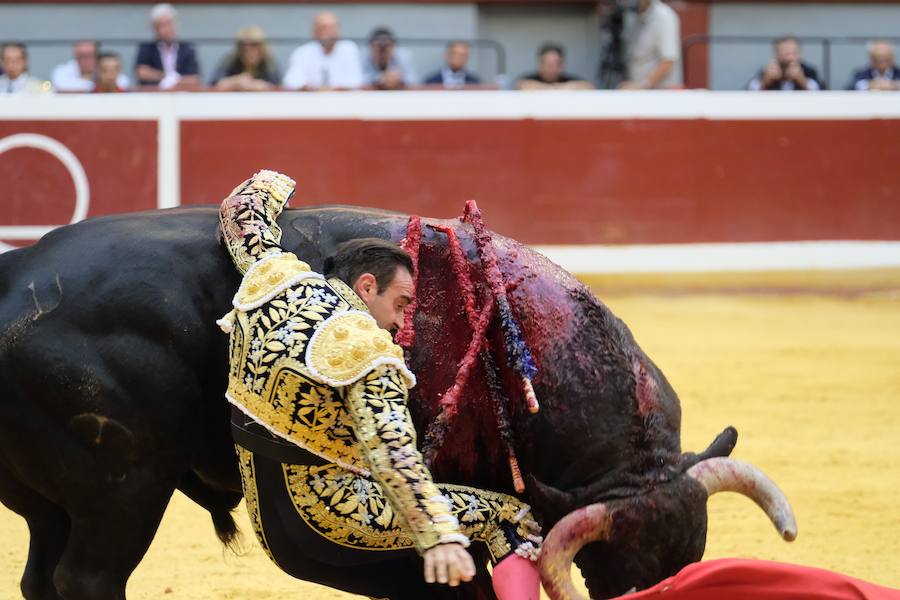 La ausencia de Cayetano ha convertido la corrida en un mano a mano entre Roca Rey y Enrique Ponce