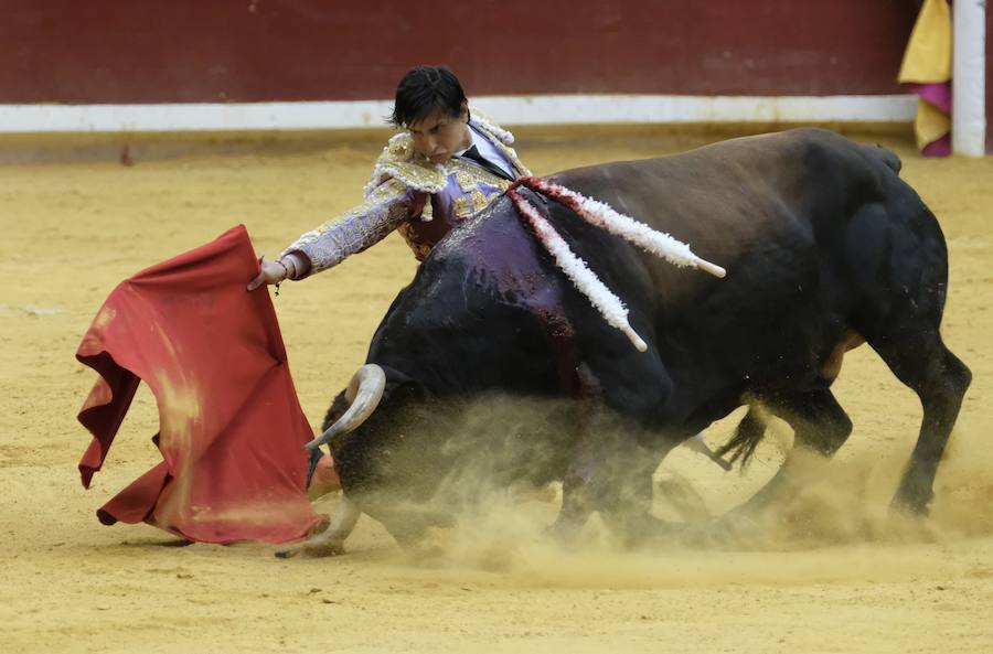 La ausencia de Cayetano ha convertido la corrida en un mano a mano entre Roca Rey y Enrique Ponce