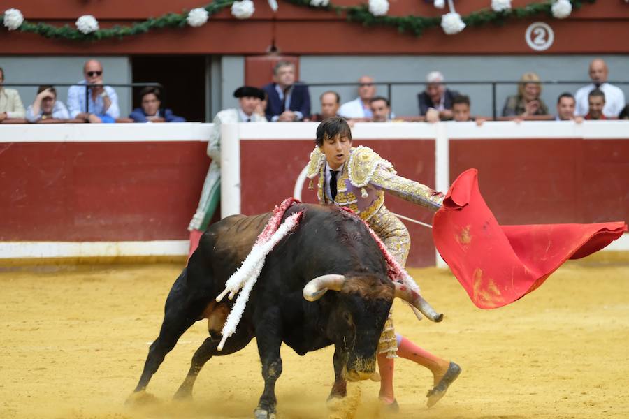 La ausencia de Cayetano ha convertido la corrida en un mano a mano entre Roca Rey y Enrique Ponce