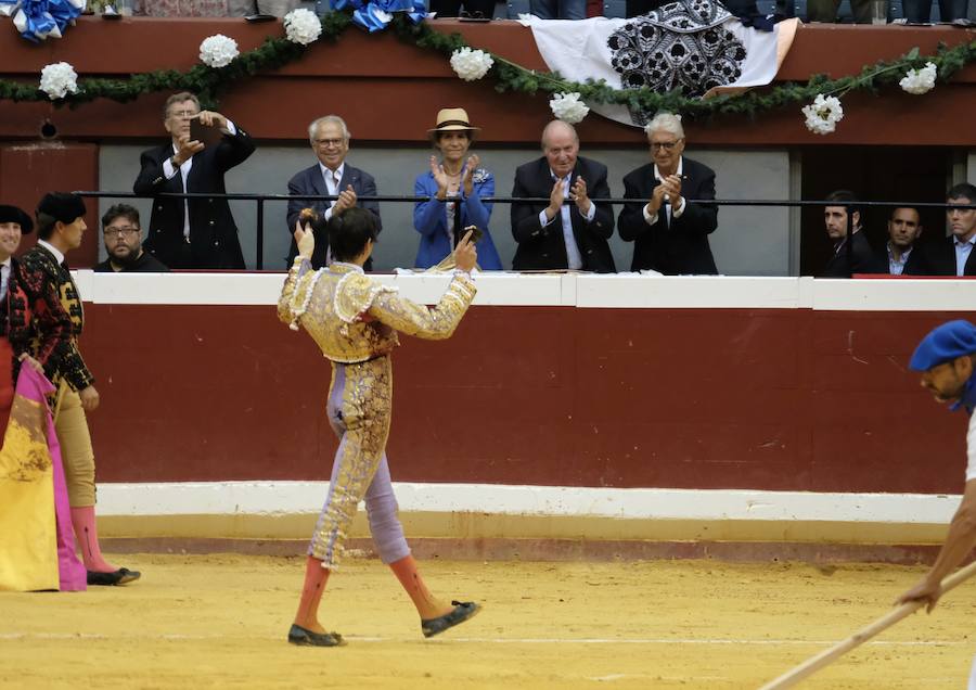 La ausencia de Cayetano ha convertido la corrida en un mano a mano entre Roca Rey y Enrique Ponce