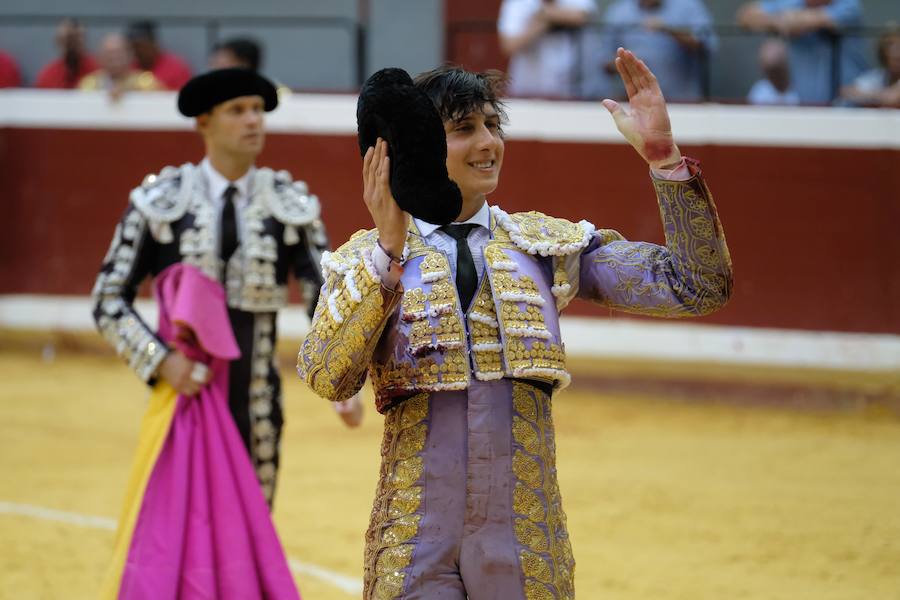 La ausencia de Cayetano ha convertido la corrida en un mano a mano entre Roca Rey y Enrique Ponce