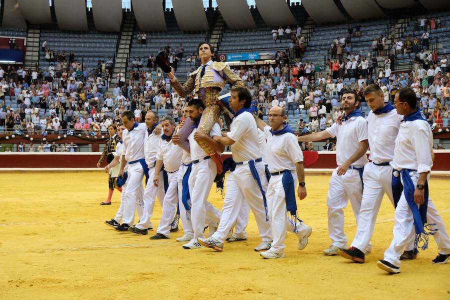La ausencia de Cayetano ha convertido la corrida en un mano a mano entre Roca Rey y Enrique Ponce