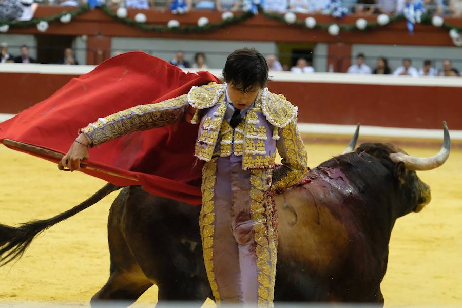 La ausencia de Cayetano ha convertido la corrida en un mano a mano entre Roca Rey y Enrique Ponce