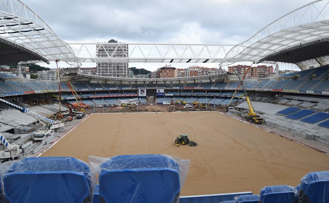 Vista del terreno de juego desde los asientos de la nueva grada Sur. 