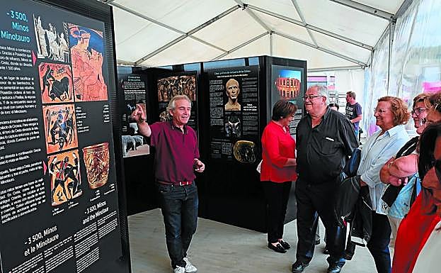 A las cinco de la tarde de la tercera de feria, Viard explicaba al público la historia del Minotauro, aquel bello monstruo hijo de Parsifae y el toro, encerrado por Minos en el laberinto de Creta. 